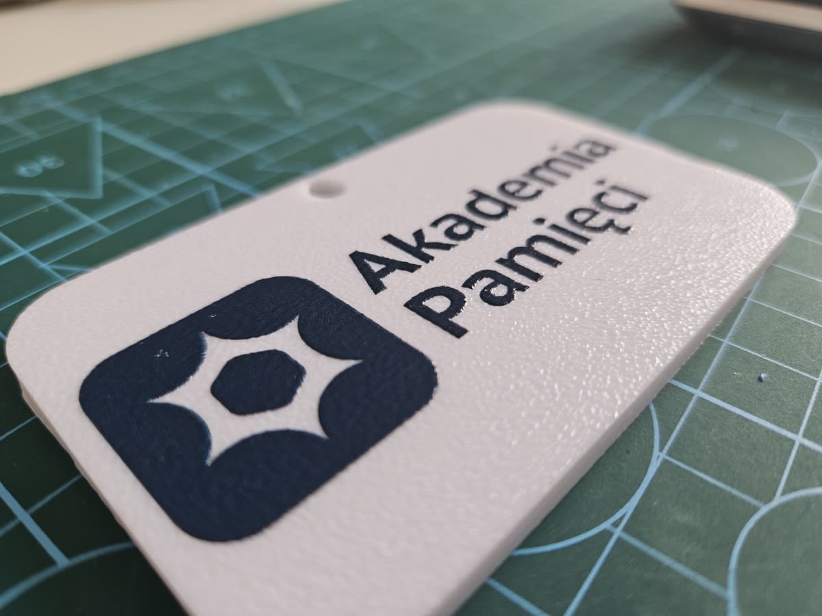 Brelok NFC z logo Akademii Pamięci, wydrukowany przez fast3dprint.pl