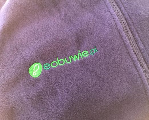 Fioletowa bluza z zielonym haftowanym logo eobuwie.pl