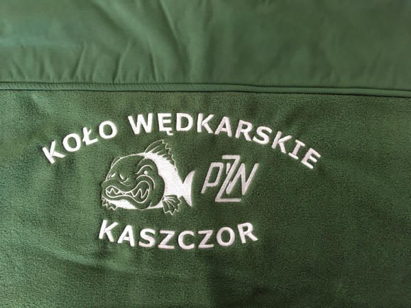 Zielona bluza z haftowanym logo koła wędkarskiego