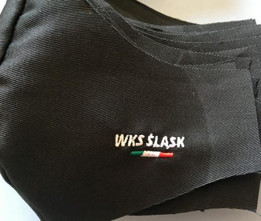 Haftowane logo WKS Śląsk na ciemnej tkaninie