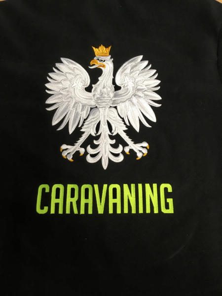Czarna koszulka z haftowanym orłem i napisem Caravaning