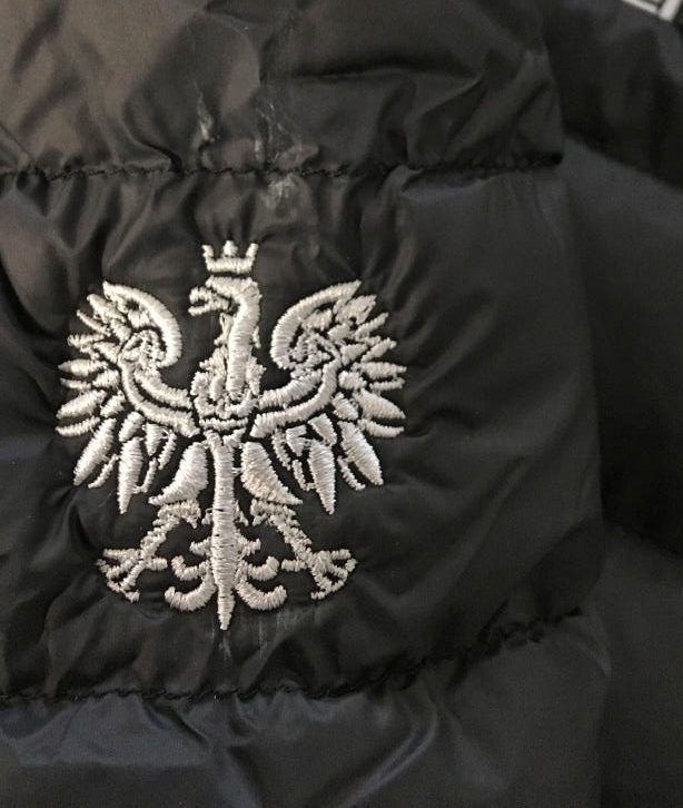 Czarna kurtka puchowa z haftowanym srebrnym orłem