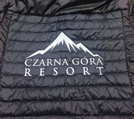 Czarna pikowana kurtka z białym logo Czarna Góra Resort