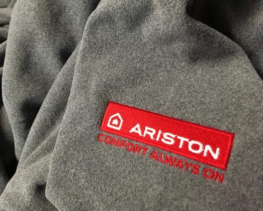 Szary polar z haftowaną czerwoną naszywką Ariston