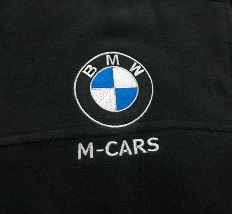 Czarny polar z haftowanym logo BMW M-Cars