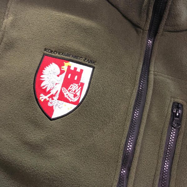 Zielony polar z haftowanym herbem i napisem koła wędkarskiego