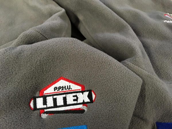 Szary polar z haftowanym logo Litex