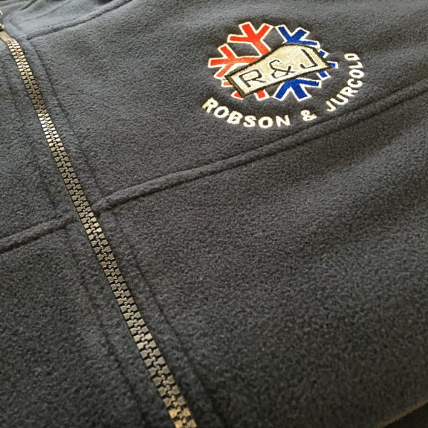 Czarny polar z haftowanym kolorowym logo Robson & Jurcol