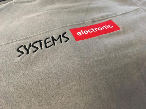 Szara kurtka z haftowanym napisem Systems Electronic