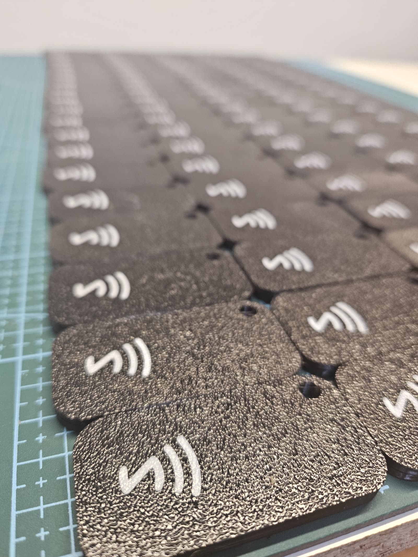 Prawdziwy brelok NFC z nadrukiem — zbliżenie
